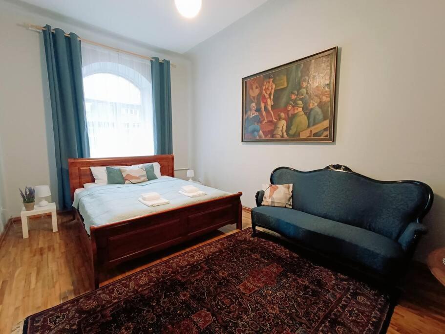 Unique Spacious Classic 3 Bedroom Midtown Apartment ! Billiard Room ! Рига Экстерьер фото