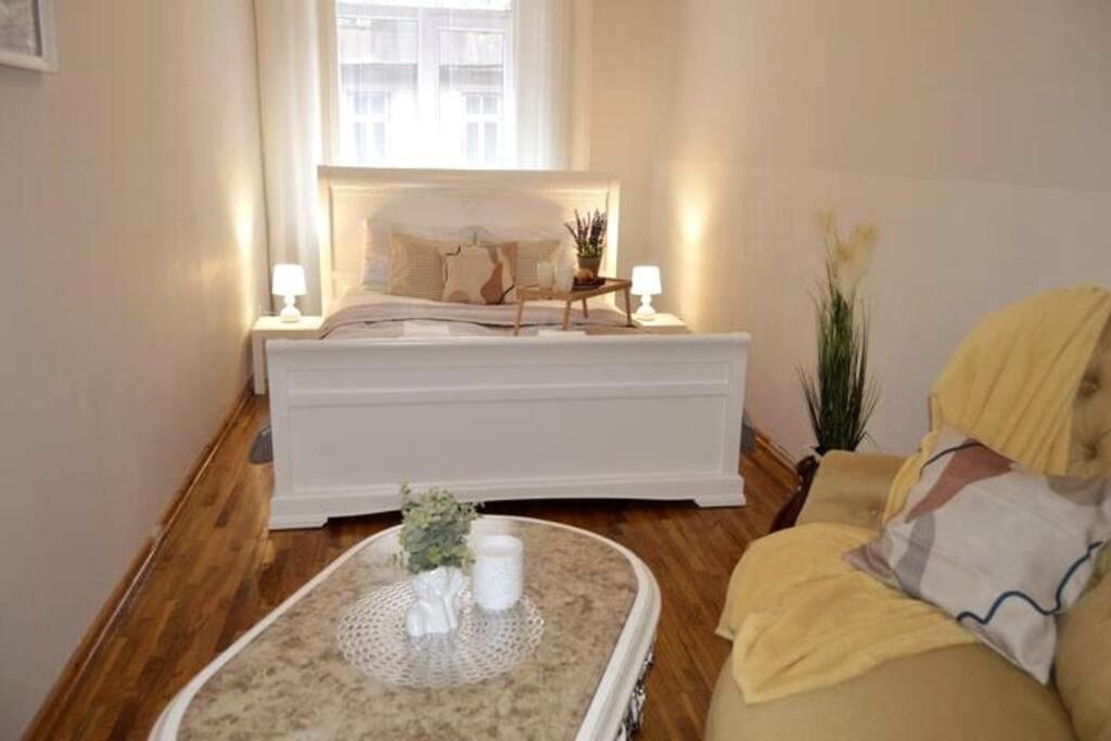 Unique Spacious Classic 3 Bedroom Midtown Apartment ! Billiard Room ! Рига Экстерьер фото