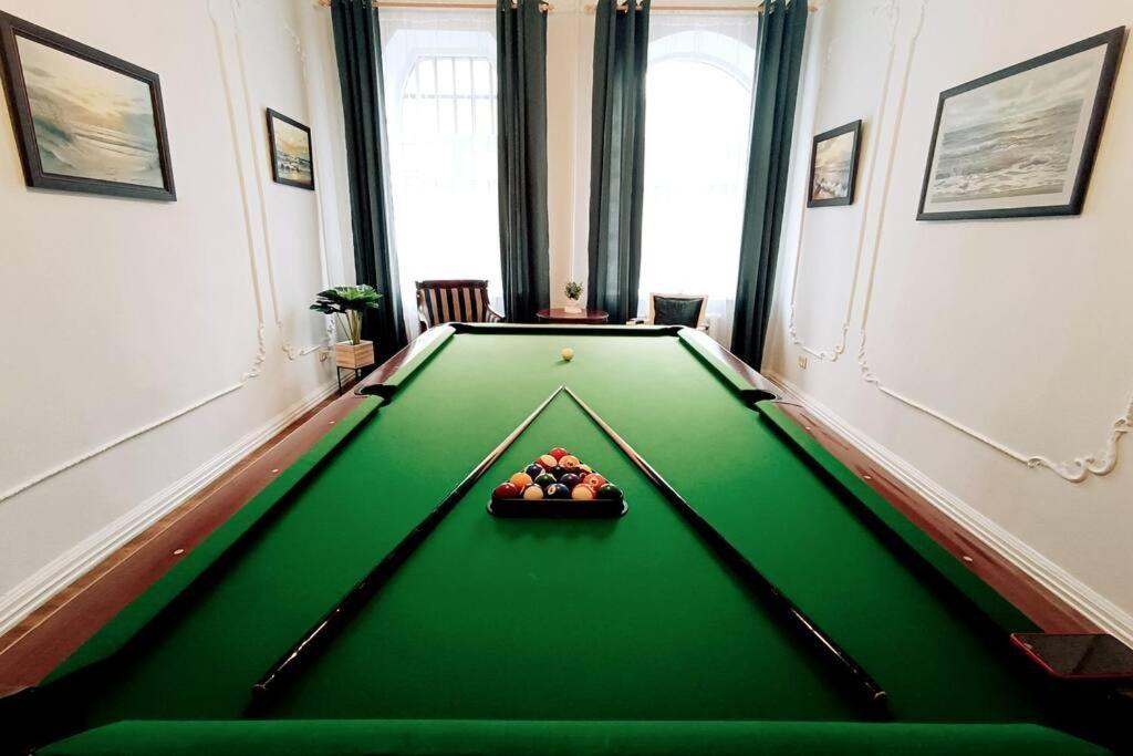 Unique Spacious Classic 3 Bedroom Midtown Apartment ! Billiard Room ! Рига Экстерьер фото