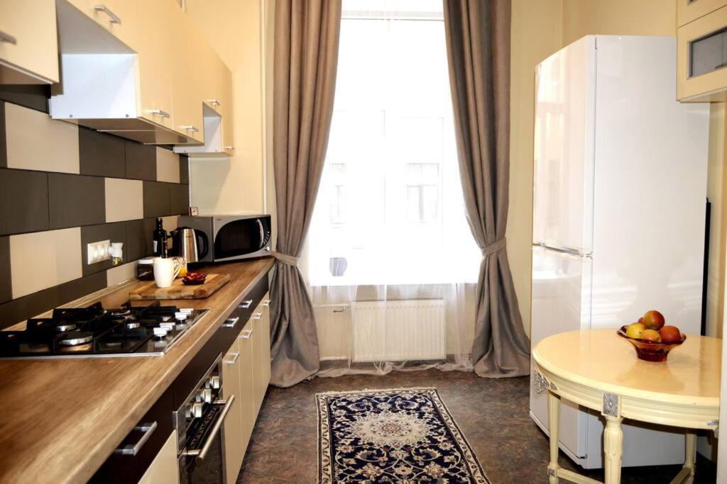 Unique Spacious Classic 3 Bedroom Midtown Apartment ! Billiard Room ! Рига Экстерьер фото