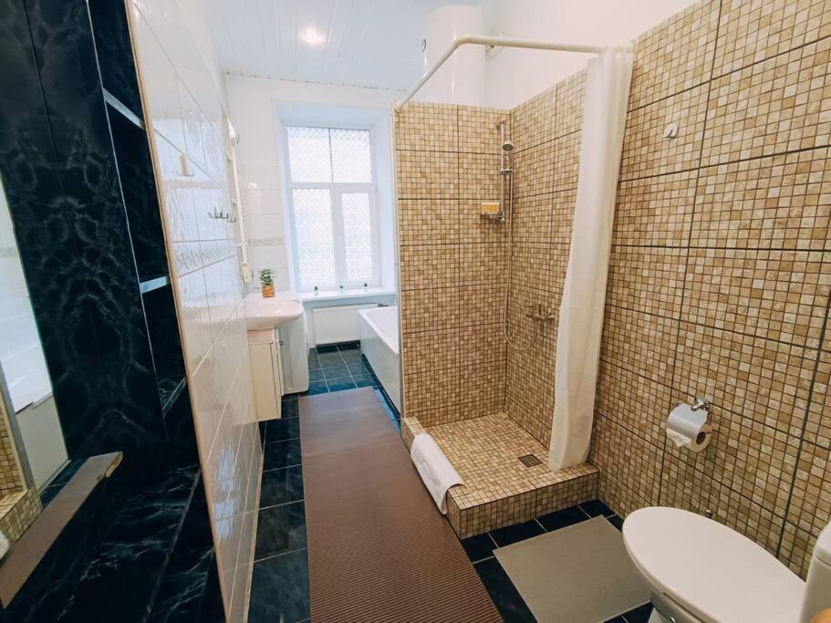 Unique Spacious Classic 3 Bedroom Midtown Apartment ! Billiard Room ! Рига Экстерьер фото