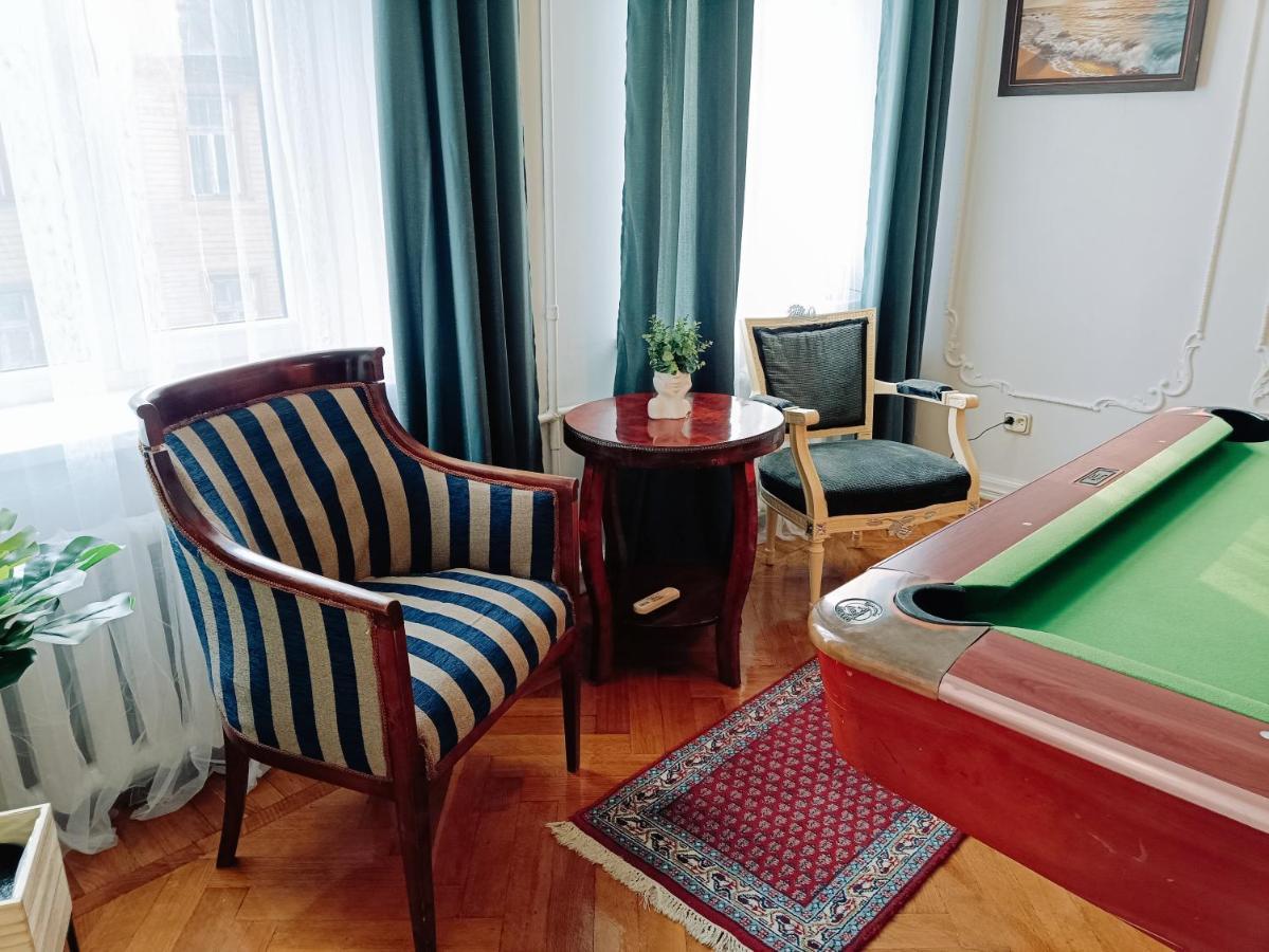 Unique Spacious Classic 3 Bedroom Midtown Apartment ! Billiard Room ! Рига Экстерьер фото