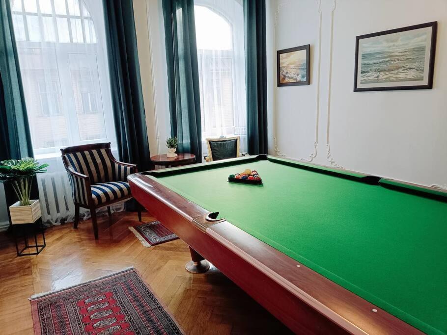 Unique Spacious Classic 3 Bedroom Midtown Apartment ! Billiard Room ! Рига Экстерьер фото