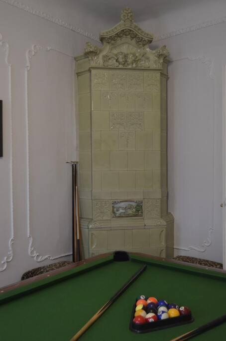 Unique Spacious Classic 3 Bedroom Midtown Apartment ! Billiard Room ! Рига Экстерьер фото