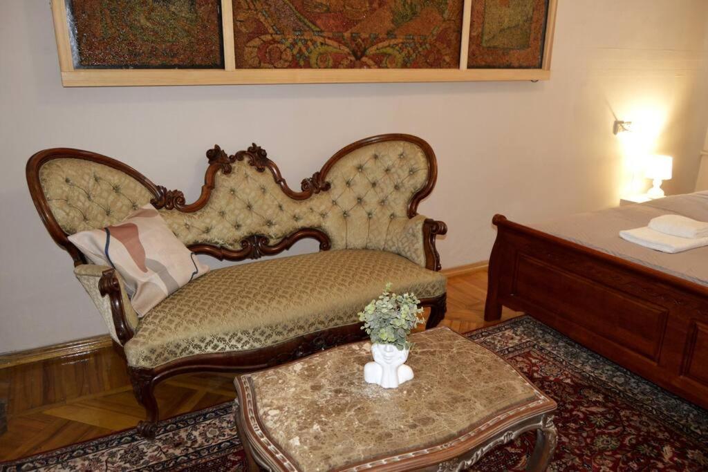 Unique Spacious Classic 3 Bedroom Midtown Apartment ! Billiard Room ! Рига Экстерьер фото