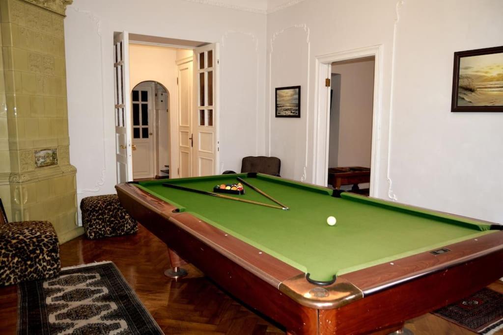 Unique Spacious Classic 3 Bedroom Midtown Apartment ! Billiard Room ! Рига Экстерьер фото