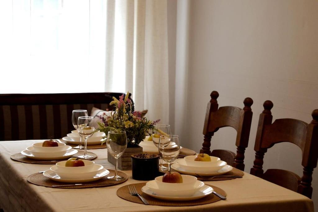 Unique Spacious Classic 3 Bedroom Midtown Apartment ! Billiard Room ! Рига Экстерьер фото
