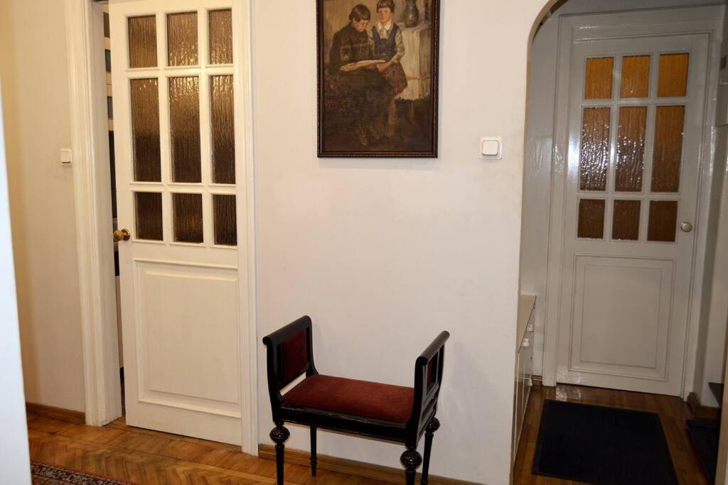 Unique Spacious Classic 3 Bedroom Midtown Apartment ! Billiard Room ! Рига Экстерьер фото