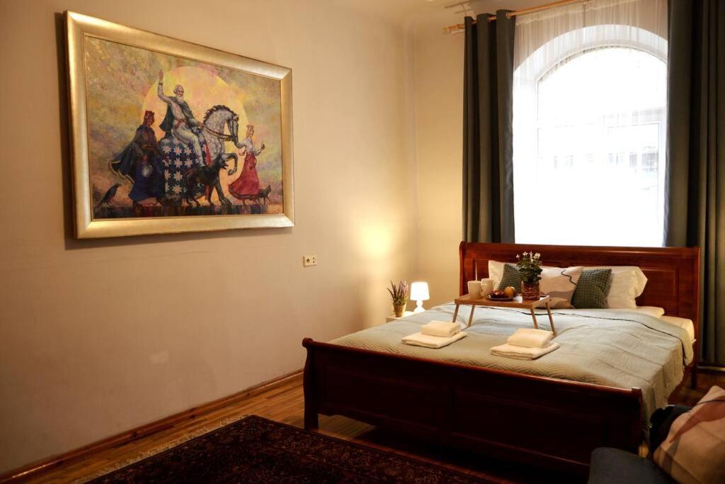 Unique Spacious Classic 3 Bedroom Midtown Apartment ! Billiard Room ! Рига Экстерьер фото