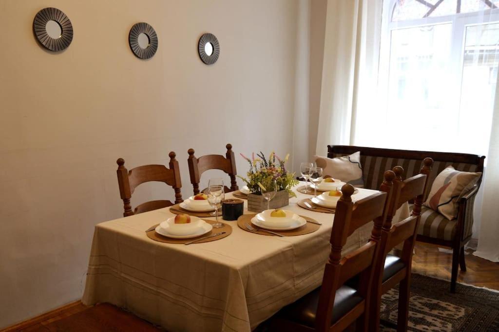 Unique Spacious Classic 3 Bedroom Midtown Apartment ! Billiard Room ! Рига Экстерьер фото