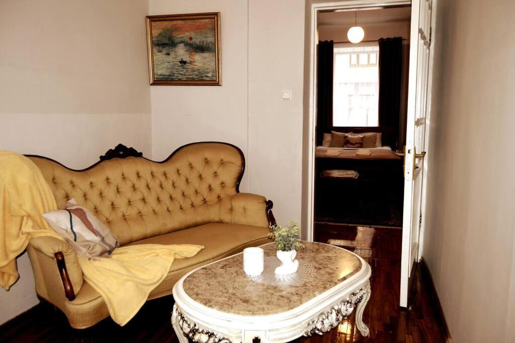 Unique Spacious Classic 3 Bedroom Midtown Apartment ! Billiard Room ! Рига Экстерьер фото