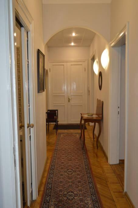 Unique Spacious Classic 3 Bedroom Midtown Apartment ! Billiard Room ! Рига Экстерьер фото