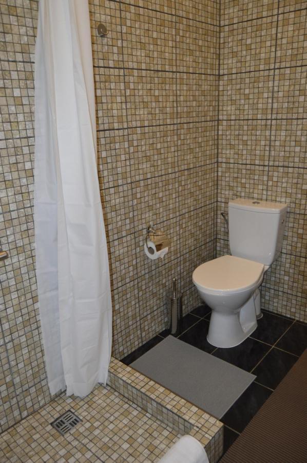 Unique Spacious Classic 3 Bedroom Midtown Apartment ! Billiard Room ! Рига Экстерьер фото