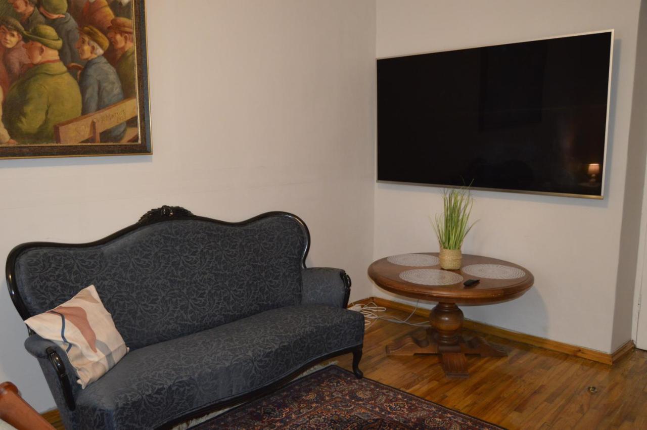 Unique Spacious Classic 3 Bedroom Midtown Apartment ! Billiard Room ! Рига Экстерьер фото